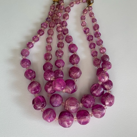 Vintage Hattie Carnegie, collectible triple strand necklace in purple - Picture 3 of 10